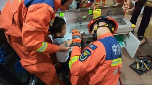 幼童手指卡入洗手池，“火焰蓝”叔叔温柔施救