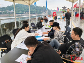 辰溪县市场监督管理局：靠前服务送证照 护航夜市迎盛会
