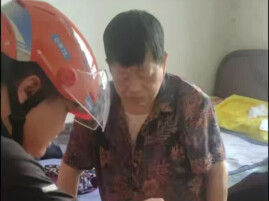 小哥4年准时给奶奶送饭：“我送的是饭，她等的是说话的人”| 奔跑的人