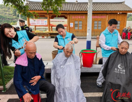 凤凰县开展重阳敬老系列志愿服务