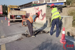 溆浦县公路建设养护中心：及时修补破损路面 保障道路通行安全