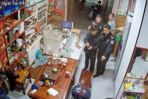 男子进店盗窃，撞见店主后谎称买烟离开，民警：回来！