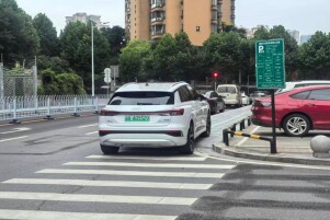 雨意连心解民堵 未诉先办暖民心——多方联动攻坚校门口交通拥堵难题