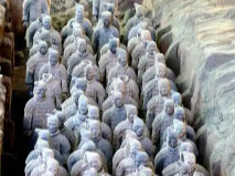 秦始皇兵马俑上发现成年女性指纹和15岁以下少年指纹，学界首次以量化的生物学证据表明，除成年男性外，女性与少年可能也参与了秦俑制作