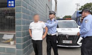 一名外卖员在送单过程中，瞄准小车司机盲区，主动制造事故，佯装受伤、夸大伤情，骗数千元理赔，被刑拘