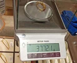 男子在理发店坐下时被硌了一下，发现竟是一只37.72克的金手镯，卖了31872元，已被刑拘