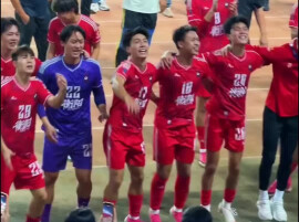 衡阳客场赢株洲进八强 球员球迷一起快乐狂欢