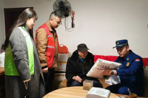 三色马甲 一本台账，一份放不下的牵挂