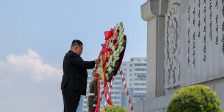 金正恩参谒中朝友谊塔