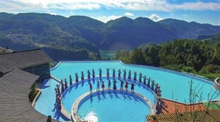 竹山花开绽新颜