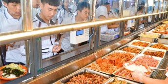 实力宠学生！这所中学为1791名学生悄悄打钱