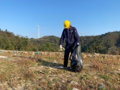 风电场下护青绿 龙源新能源公司开展白色垃圾清捡行动