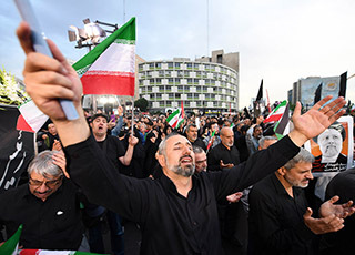 伊朗民众悼念直升机坠毁事件遇难者