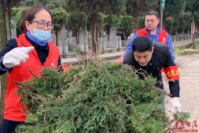 湘潭市殡仪馆开展公墓卫生清理志愿者服务活动