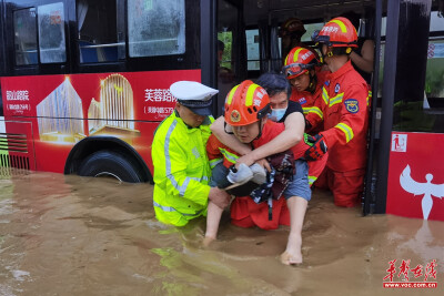 长沙暴雨 他们用坚守温暖一座城
