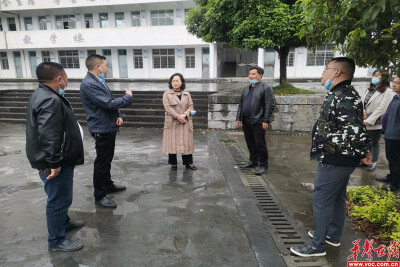 宋建萍来到凤凰县新场学区调研指导工作