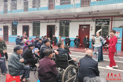 【爱心宁乡】双凫铺镇社工站：反串歌星走进百福敬老院