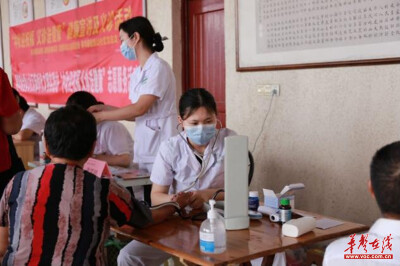 长沙县金鼎山社区：大手牵小手，共度团圆节
