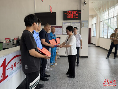 凡人英雄跳河救人托起人间大爱