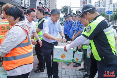 邵阳市委一行到敏州东路邮政支局开展“夏送清凉”慰问活动
