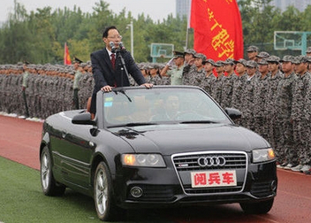 校长敞篷车阅兵，官瘾也太大了吧