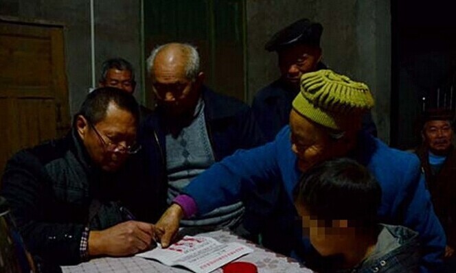 艾滋男童被联名驱离，谁来呵护他