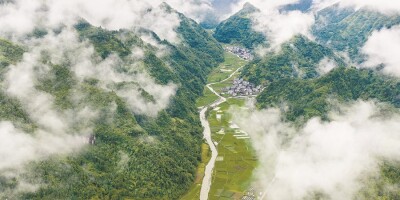 云雾绕苗乡 景色美如画