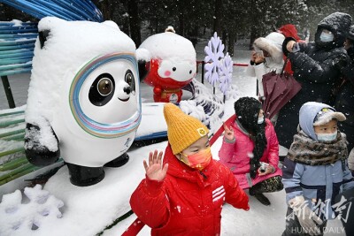 “冰墩墩”“雪容融”换上虎年限定冰雪外套