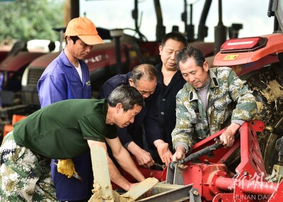 检修农机助春耕