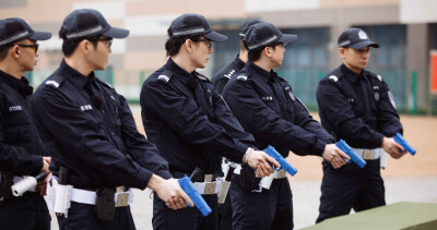 《我们的滚烫人生》交警职业体验 赵文卓张晋开启射击对决