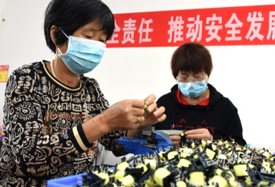 农妇就业家门口 挣钱顾家两不误
