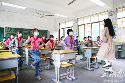 “课桌舞” 强体魄