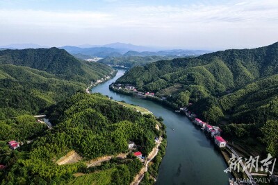 泛舟碧波上 畅游山水间
