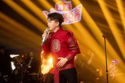 《春天花会开》雷佳伯乐秀惊艳全场 八强齐唱传递经典力量