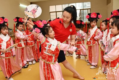 娃娃学戏曲