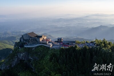 南岳日出醉游人