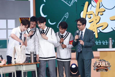 张凌赫《天天向上》分享高中暗恋故事，郭俊辰16岁校园青涩照曝光