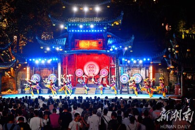 在芙蓉镇，享受一场文化“夜宴”