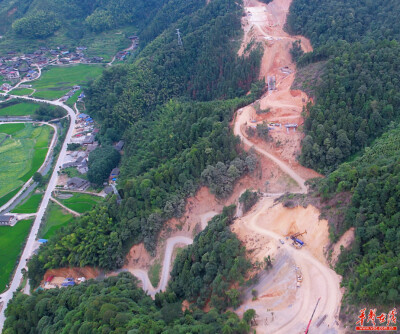 用钢筋水泥在大山之间“穿针引线”——湖南路桥城龙高速二标建设纪实