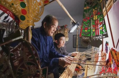 “只要坚持，湘潭纸影戏就定能迎来春天”