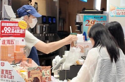 “奶茶经济”在小城升温：一杯饮品背后的消费升级