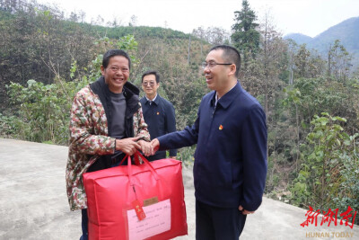 益阳师专：主题党日开在村里，暖心帮扶送到家里