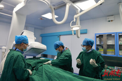 八旬娭毑因心脏“偷懒”险丧命，益阳医专附属医院医生妙手植入“救命神器”