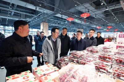 胡贺波深入一线督导节日市场保供和安全防范工作
