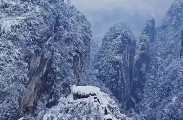 银龙卧云，水墨远山！2026年矮寨初雪来了