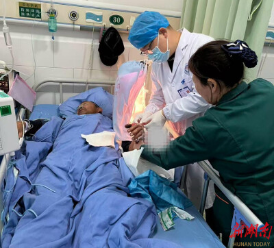 40天前手掌完全断离，今朝已能微微活动！益阳医专附属医院的暖心救助，不仅拼回了他的手掌，更保住了他的希望