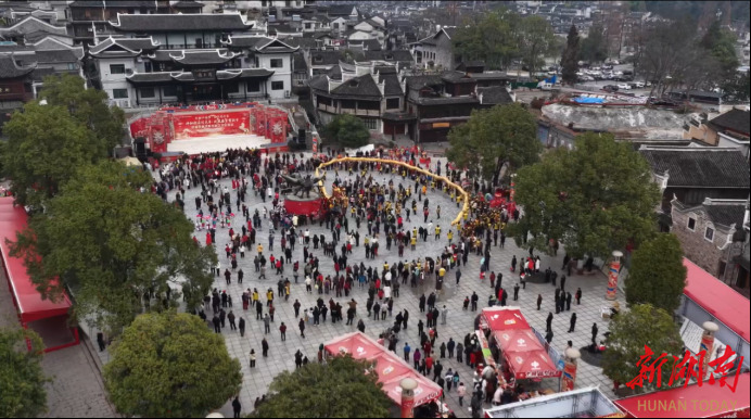 神秘湘西过大年｜凤凰古城：民俗展演庆新春 南北游客共欢腾