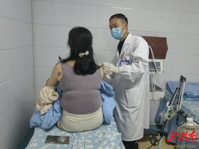 颈肩腰腿痛反复发作？来益阳医专附属医院，医生欧阳美亮用小针刀帮您