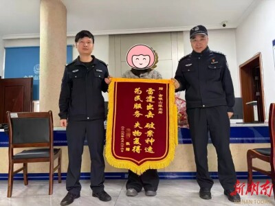 万元现金遗落停车场，赫山民警没顾上吃午饭，紧急帮失主找回！