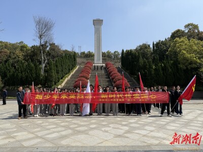 岳阳市烈士陵园迎来祭扫高峰